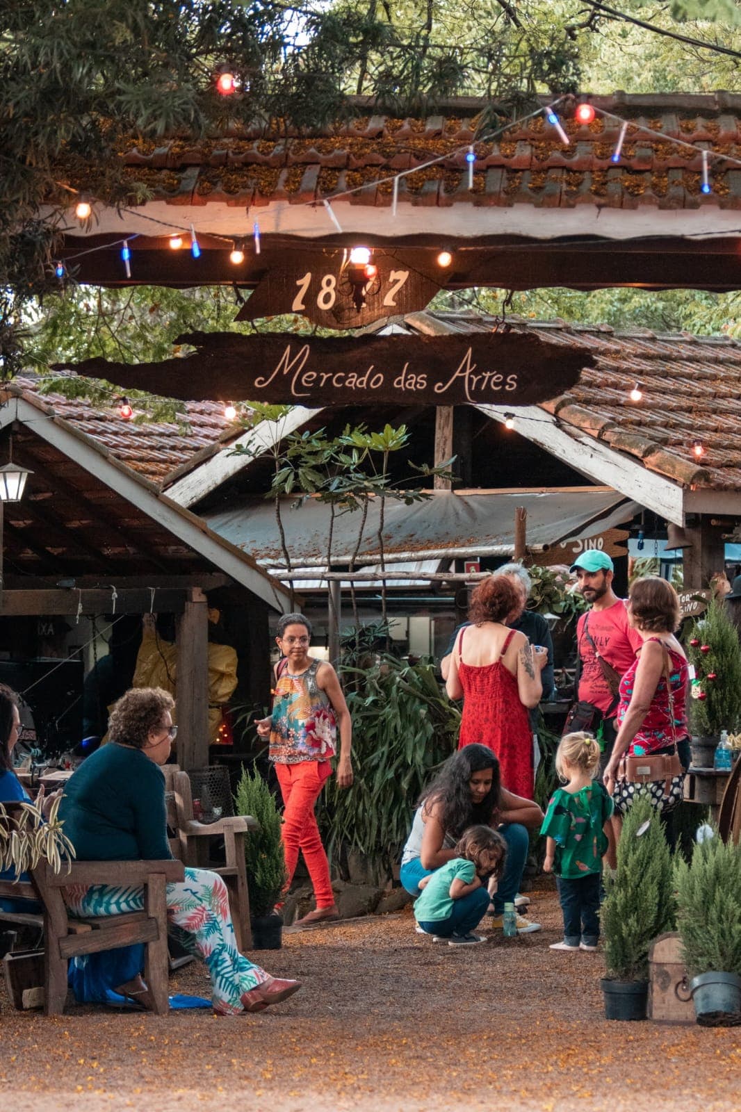 Ambiente rústico e natureza no Mercado das Artes